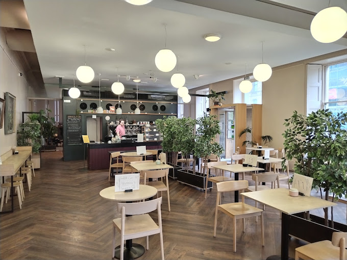 Enjoy a meal at The Gallery Café, where a team of bakers has prepared fresh food, cakes, and pastries for your enjoyment. The menu is inspired by the current season and the diverse availability of fresh and innovative ingredients. Chef Mark Flood, along with his team of experts, has created a selection of dishes that represent high-quality traditional British cuisine, prepared in the most sustainable way possible.